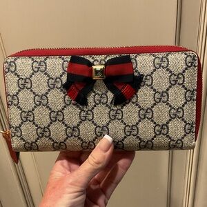 GUCCI SUPREME CONTINENTAL WALLET